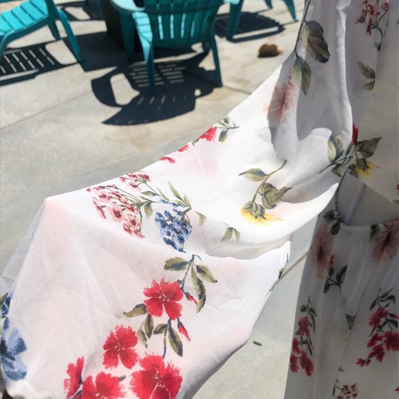 Maxi Dress with small side cut-outs at waist. Very perfect for Spring! 💗 - Picture 4 of 5